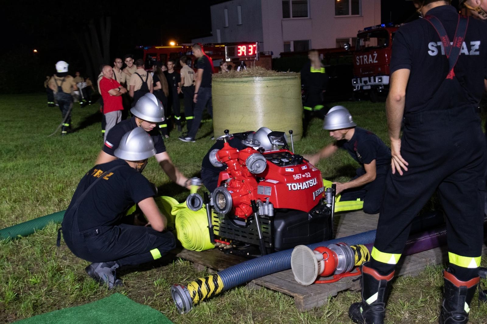 Zdjęcie w galerii na portalu naszraciborz.pl: Nocne zawody sportowo-pożarnicze na dożynkach w Krzanowicach [FOTO i WIDEO] wiadomości z regionu
