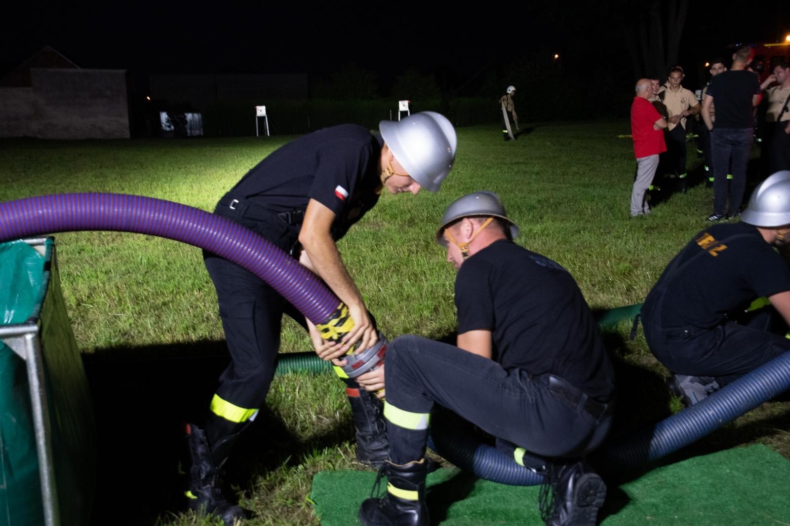 Zdjęcie w galerii na portalu naszraciborz.pl: Nocne zawody sportowo-pożarnicze na dożynkach w Krzanowicach [FOTO i WIDEO] wiadomości z regionu