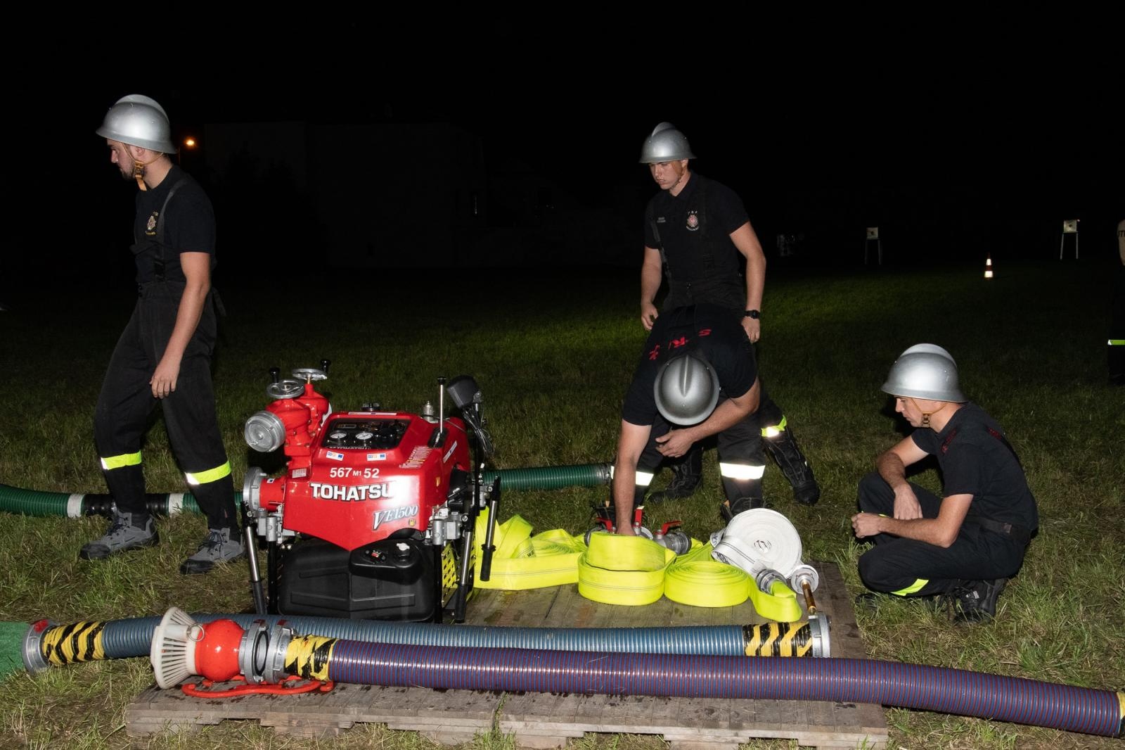 Zdjęcie w galerii na portalu naszraciborz.pl: Nocne zawody sportowo-pożarnicze na dożynkach w Krzanowicach [FOTO i WIDEO] wiadomości z regionu
