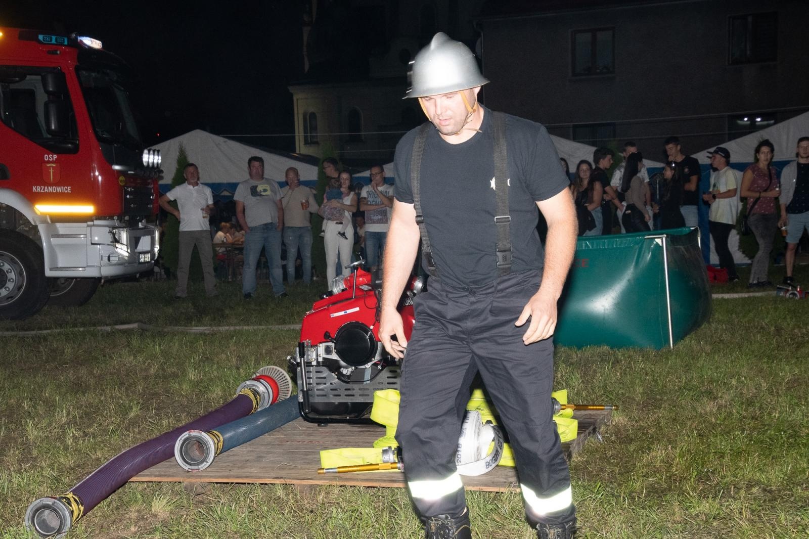 Zdjęcie w galerii na portalu naszraciborz.pl: Nocne zawody sportowo-pożarnicze na dożynkach w Krzanowicach [FOTO i WIDEO] wiadomości z regionu