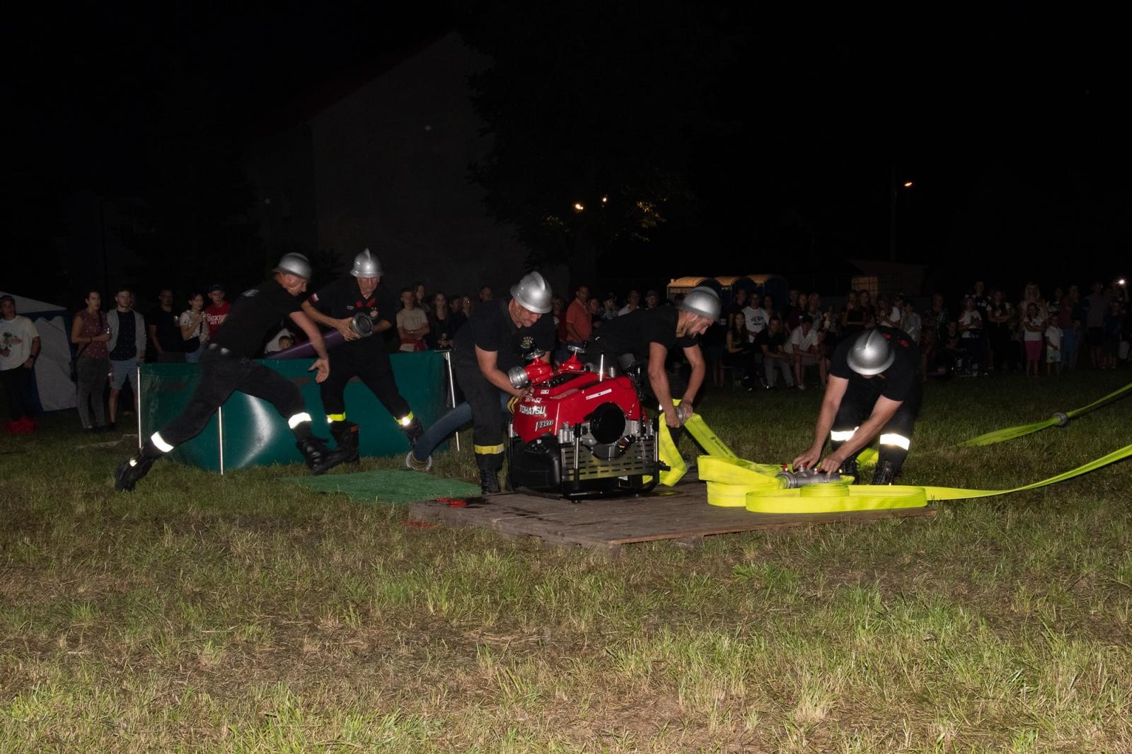 Zdjęcie w galerii na portalu naszraciborz.pl: Nocne zawody sportowo-pożarnicze na dożynkach w Krzanowicach [FOTO i WIDEO] wiadomości z regionu