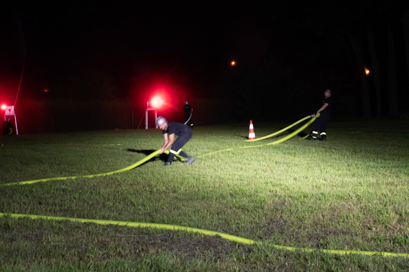 Zdjęcie w galerii na portalu naszraciborz.pl: Nocne zawody sportowo-pożarnicze na dożynkach w Krzanowicach [FOTO i WIDEO] wiadomości z regionu