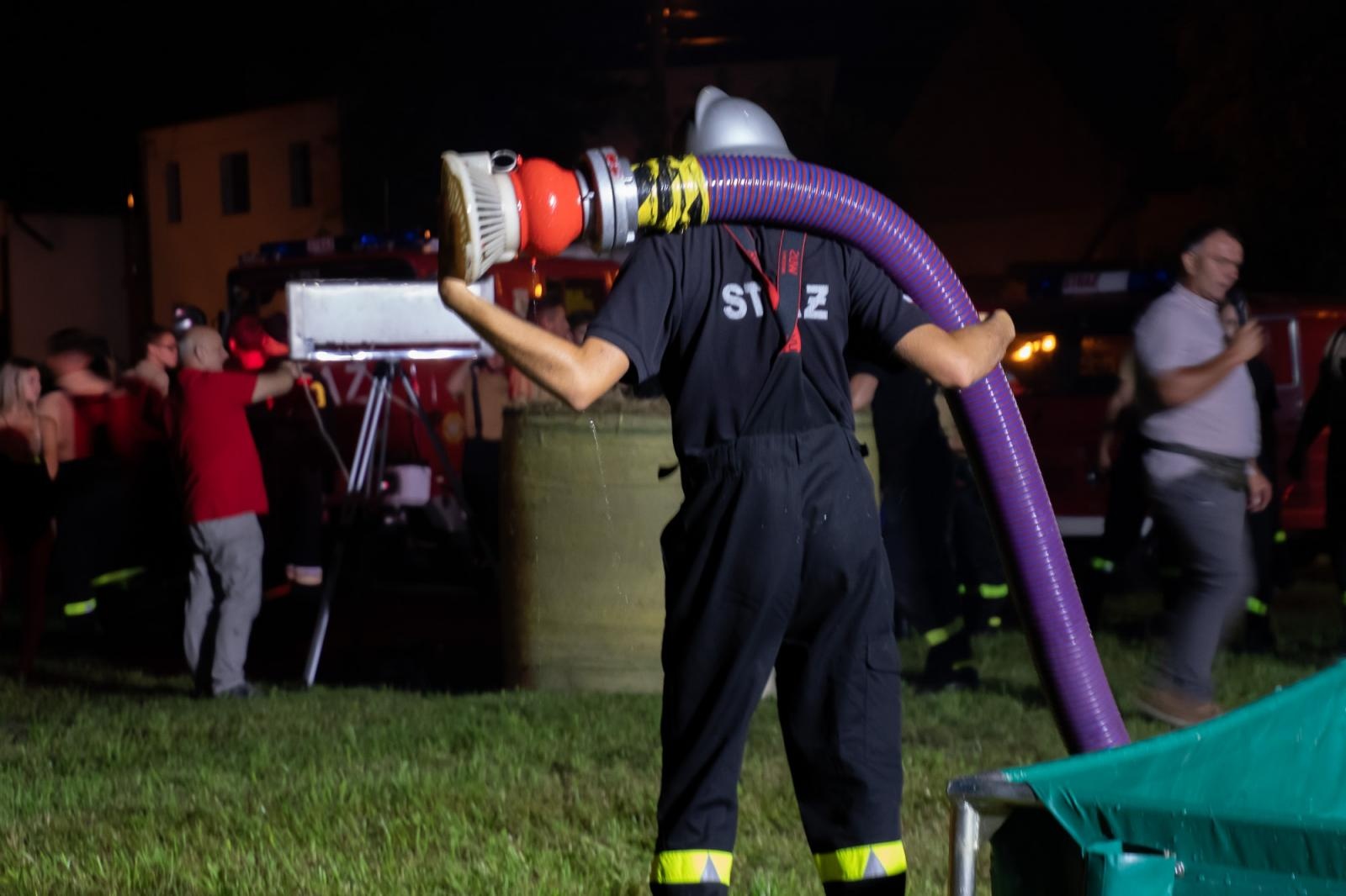 Zdjęcie w galerii na portalu naszraciborz.pl: Nocne zawody sportowo-pożarnicze na dożynkach w Krzanowicach [FOTO i WIDEO] wiadomości z regionu