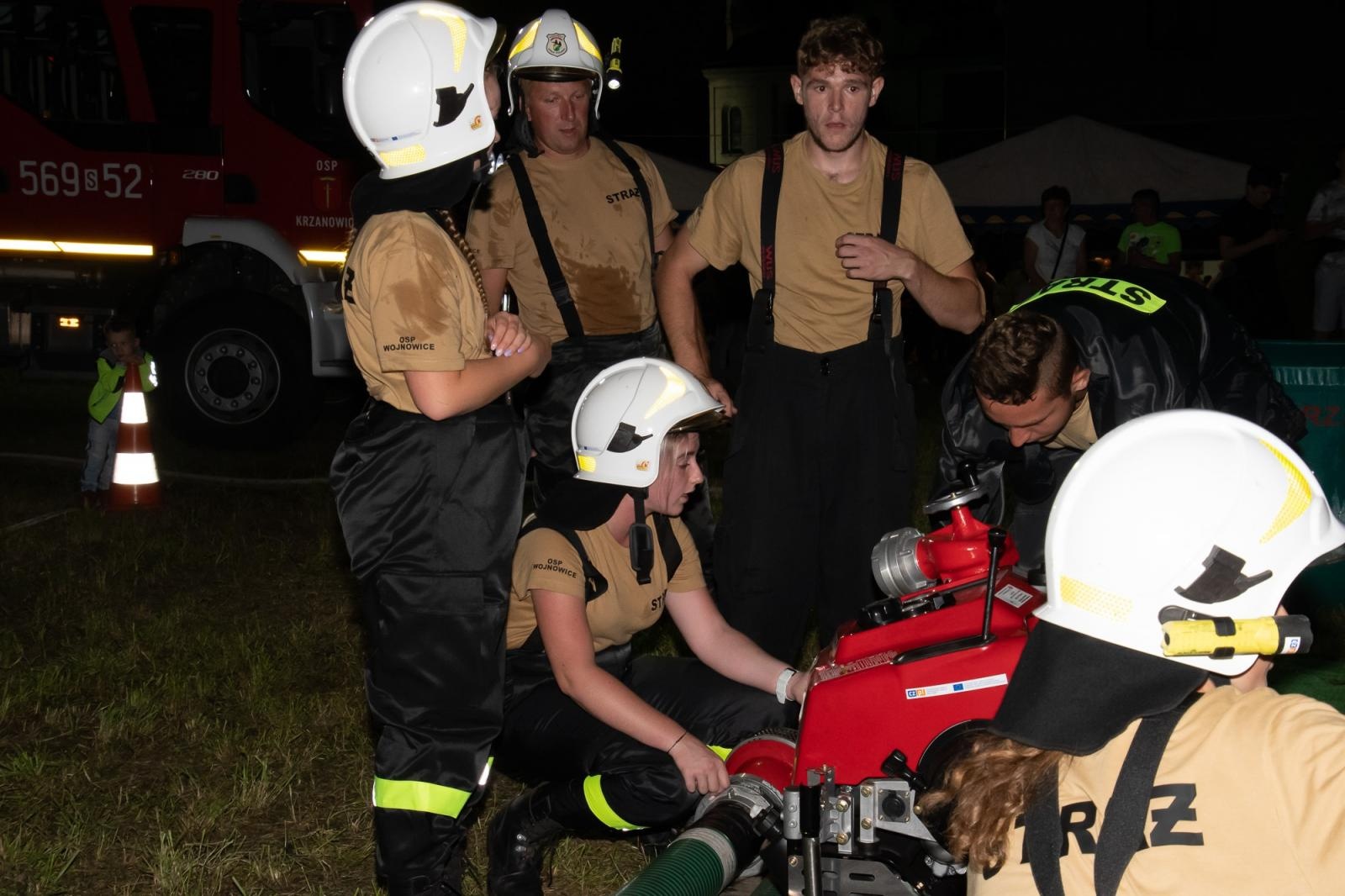 Zdjęcie w galerii na portalu naszraciborz.pl: Nocne zawody sportowo-pożarnicze na dożynkach w Krzanowicach [FOTO i WIDEO] wiadomości z regionu