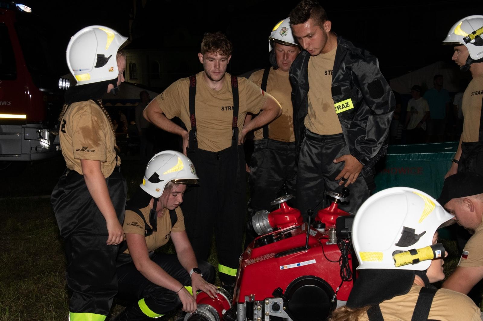 Zdjęcie w galerii na portalu naszraciborz.pl: Nocne zawody sportowo-pożarnicze na dożynkach w Krzanowicach [FOTO i WIDEO] wiadomości z regionu