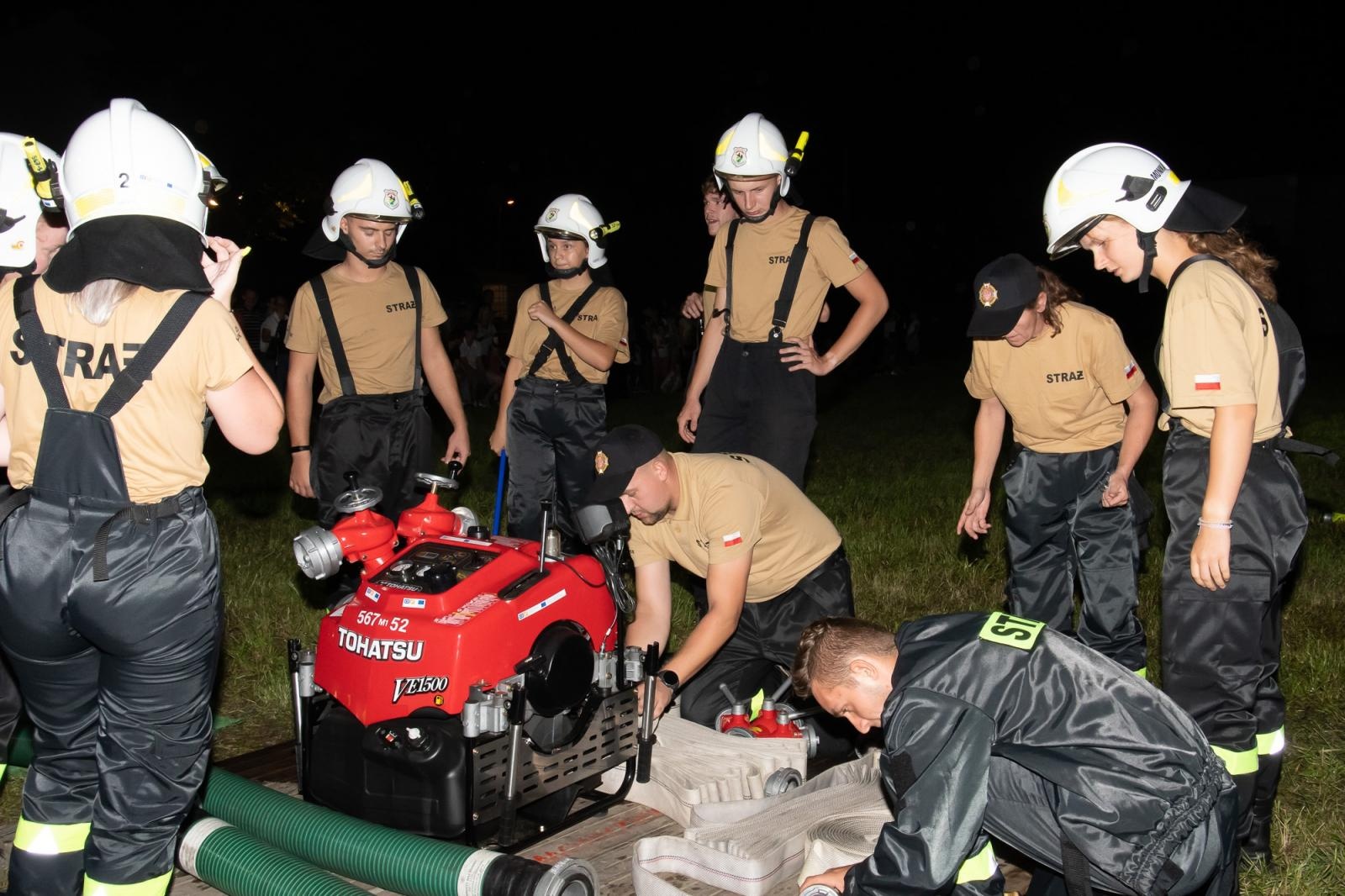 Zdjęcie w galerii na portalu naszraciborz.pl: Nocne zawody sportowo-pożarnicze na dożynkach w Krzanowicach [FOTO i WIDEO] wiadomości z regionu