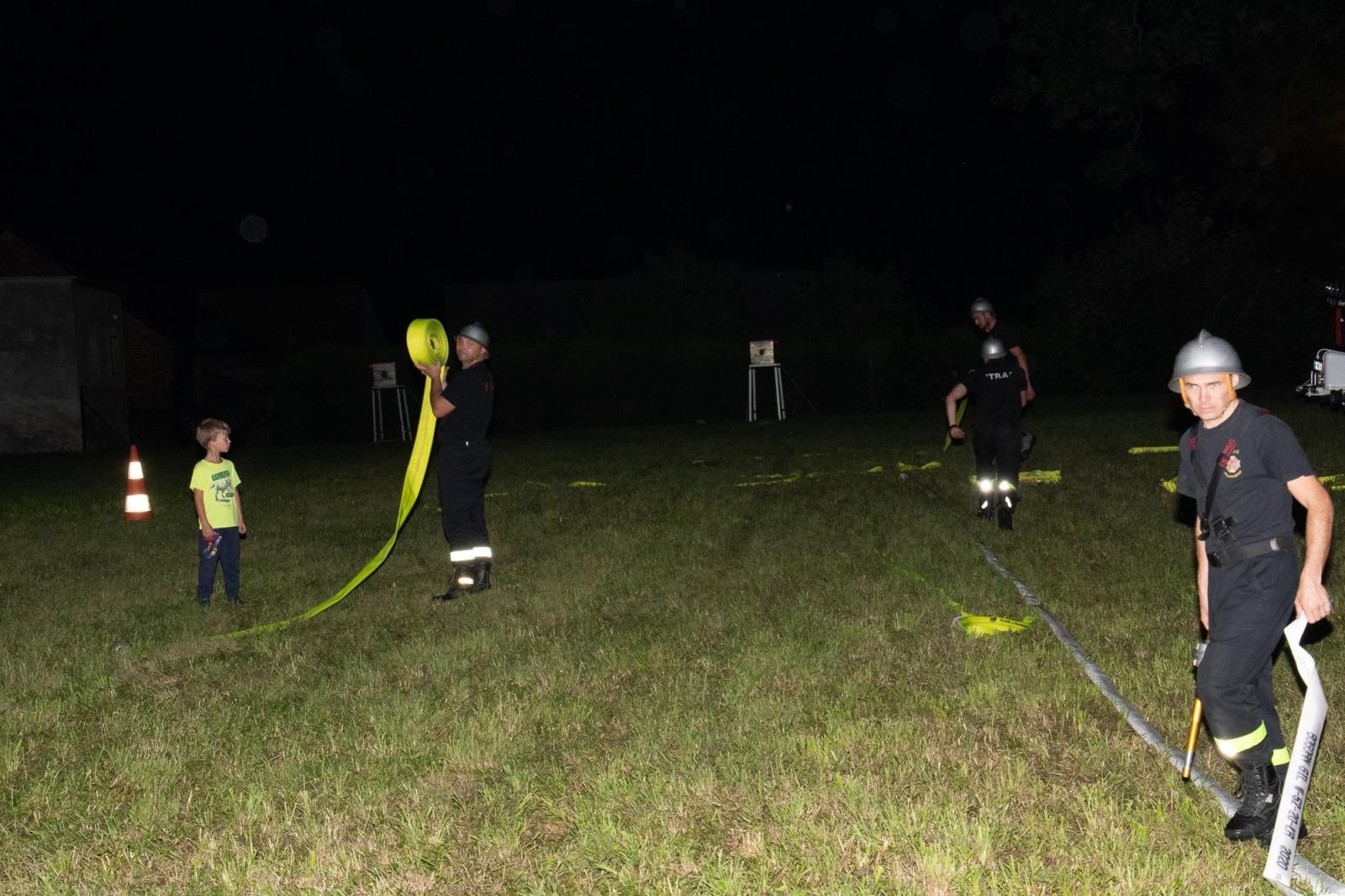Zdjęcie w galerii na portalu naszraciborz.pl: Nocne zawody sportowo-pożarnicze na dożynkach w Krzanowicach [FOTO i WIDEO] wiadomości z regionu
