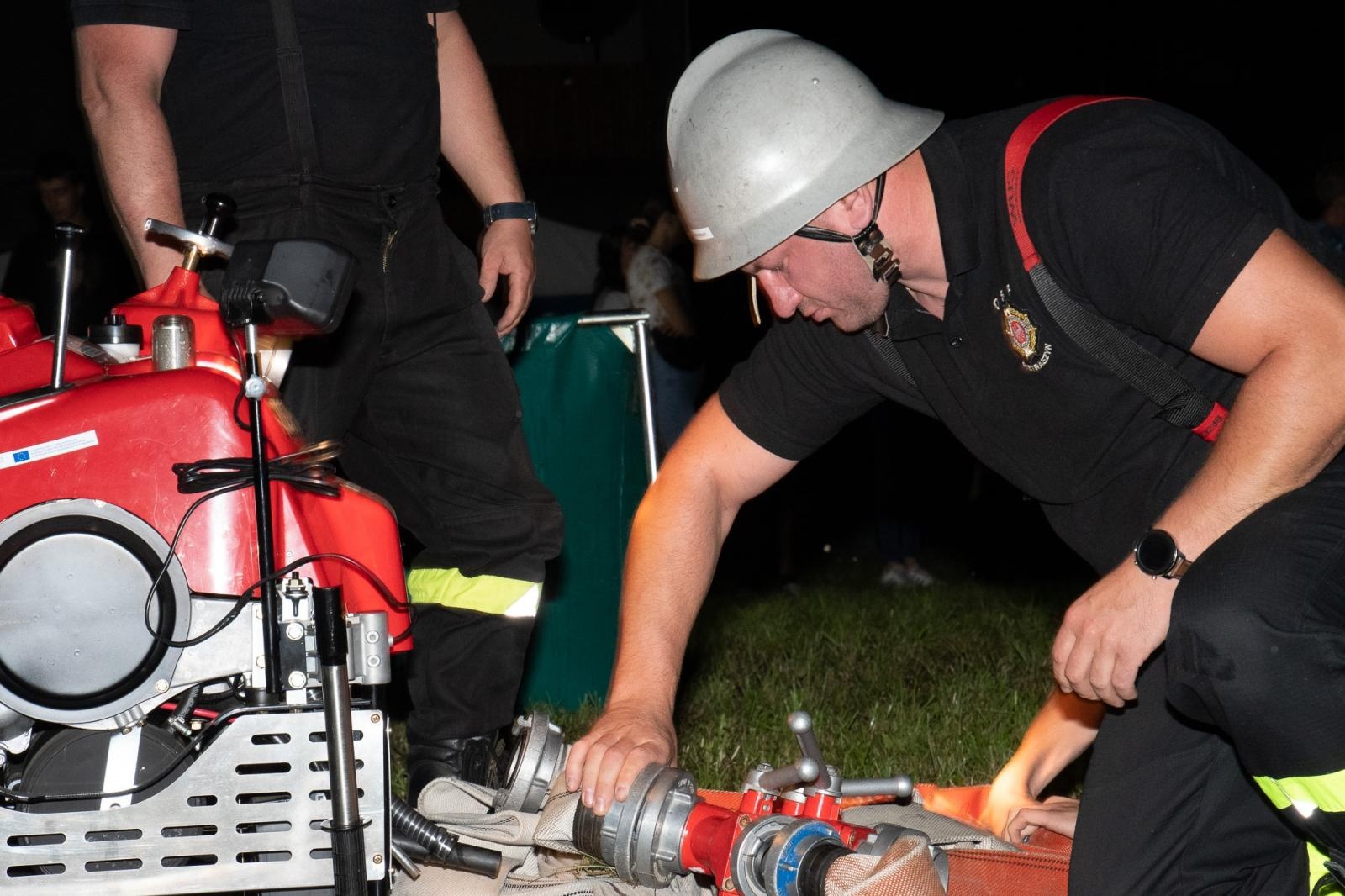 Zdjęcie w galerii na portalu naszraciborz.pl: Nocne zawody sportowo-pożarnicze na dożynkach w Krzanowicach [FOTO i WIDEO] wiadomości z regionu