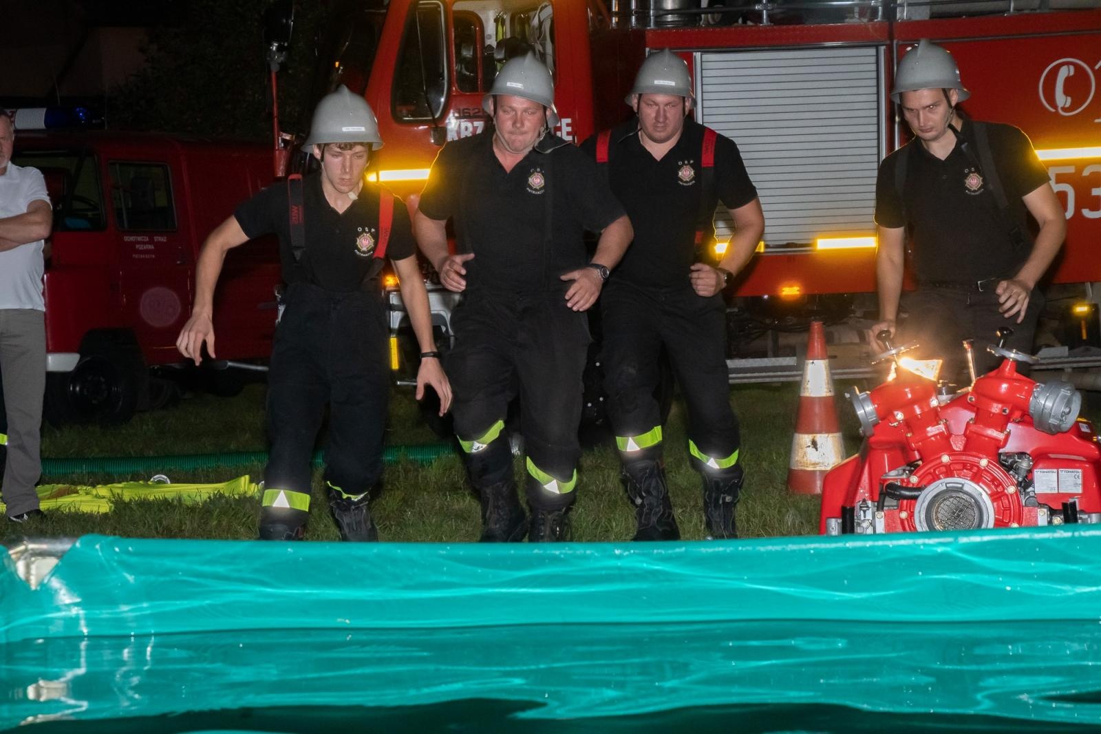 Zdjęcie w galerii na portalu naszraciborz.pl: Nocne zawody sportowo-pożarnicze na dożynkach w Krzanowicach [FOTO i WIDEO] wiadomości z regionu