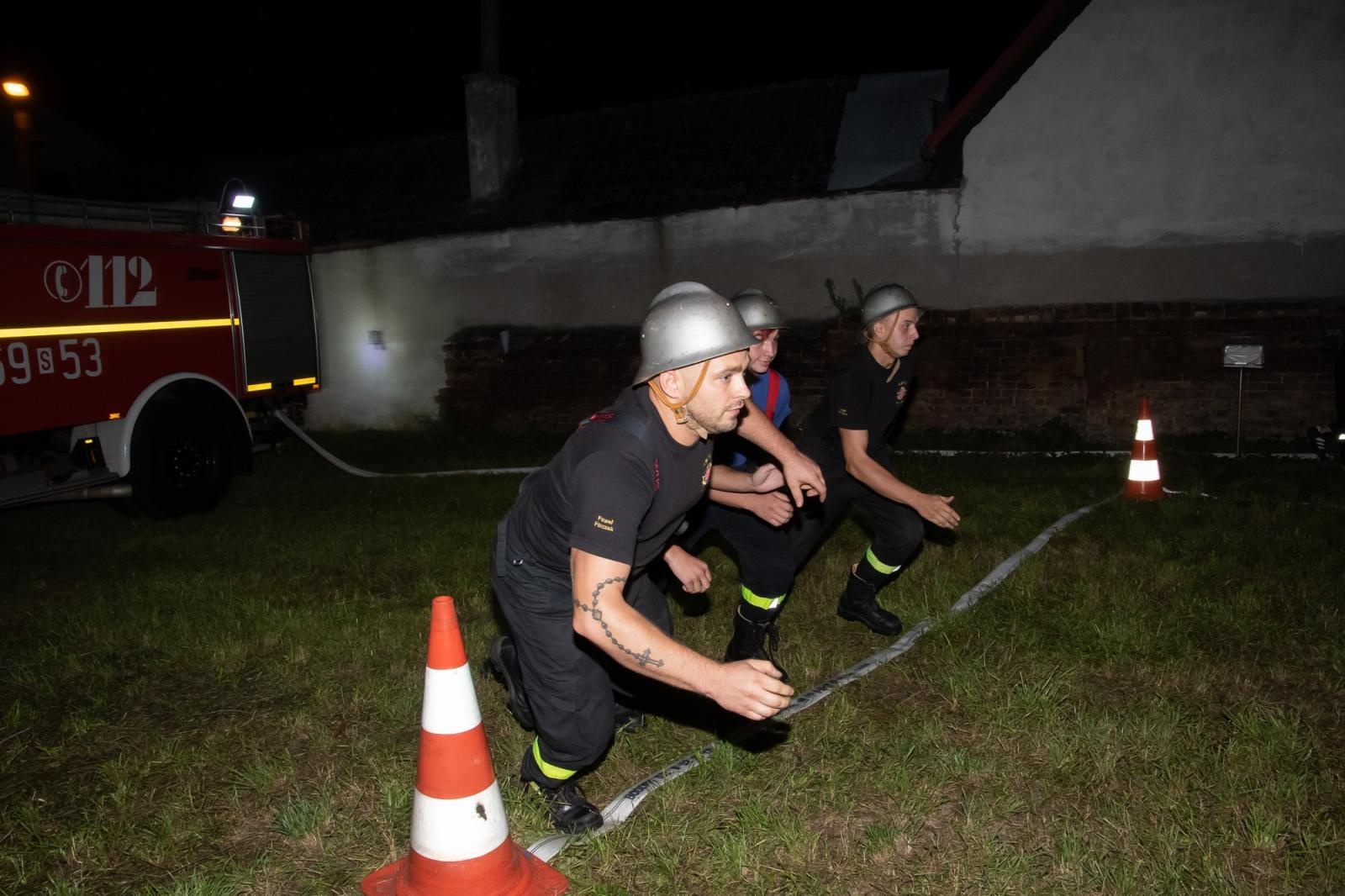 Zdjęcie w galerii na portalu naszraciborz.pl: Nocne zawody sportowo-pożarnicze na dożynkach w Krzanowicach [FOTO i WIDEO] wiadomości z regionu