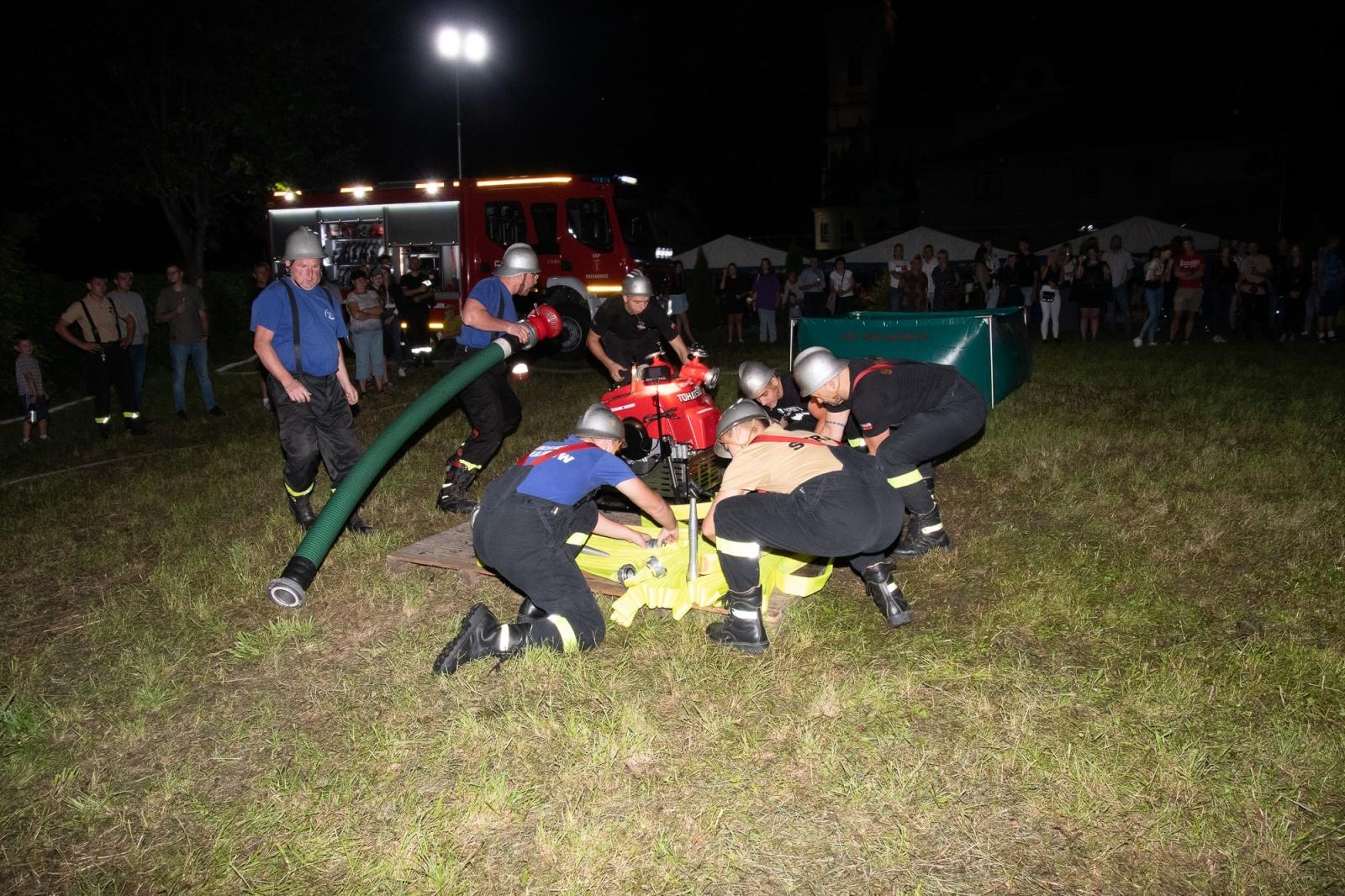 Zdjęcie w galerii na portalu naszraciborz.pl: Nocne zawody sportowo-pożarnicze na dożynkach w Krzanowicach [FOTO i WIDEO] wiadomości z regionu