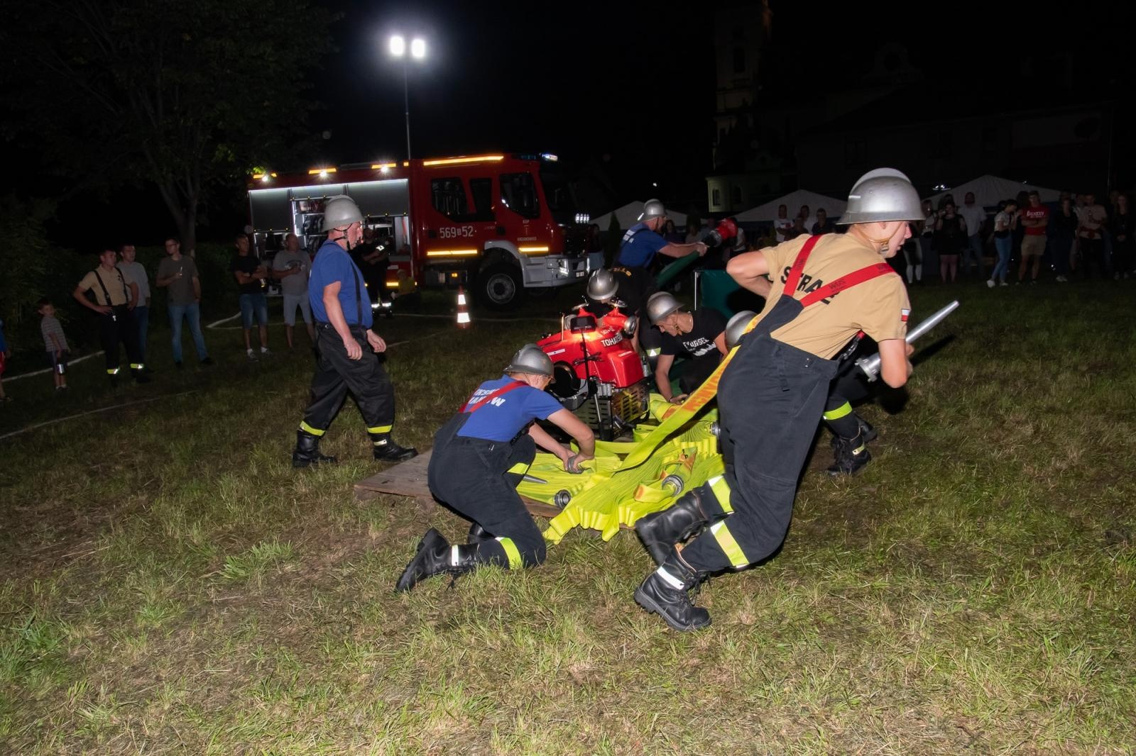 Zdjęcie w galerii na portalu naszraciborz.pl: Nocne zawody sportowo-pożarnicze na dożynkach w Krzanowicach [FOTO i WIDEO] wiadomości z regionu