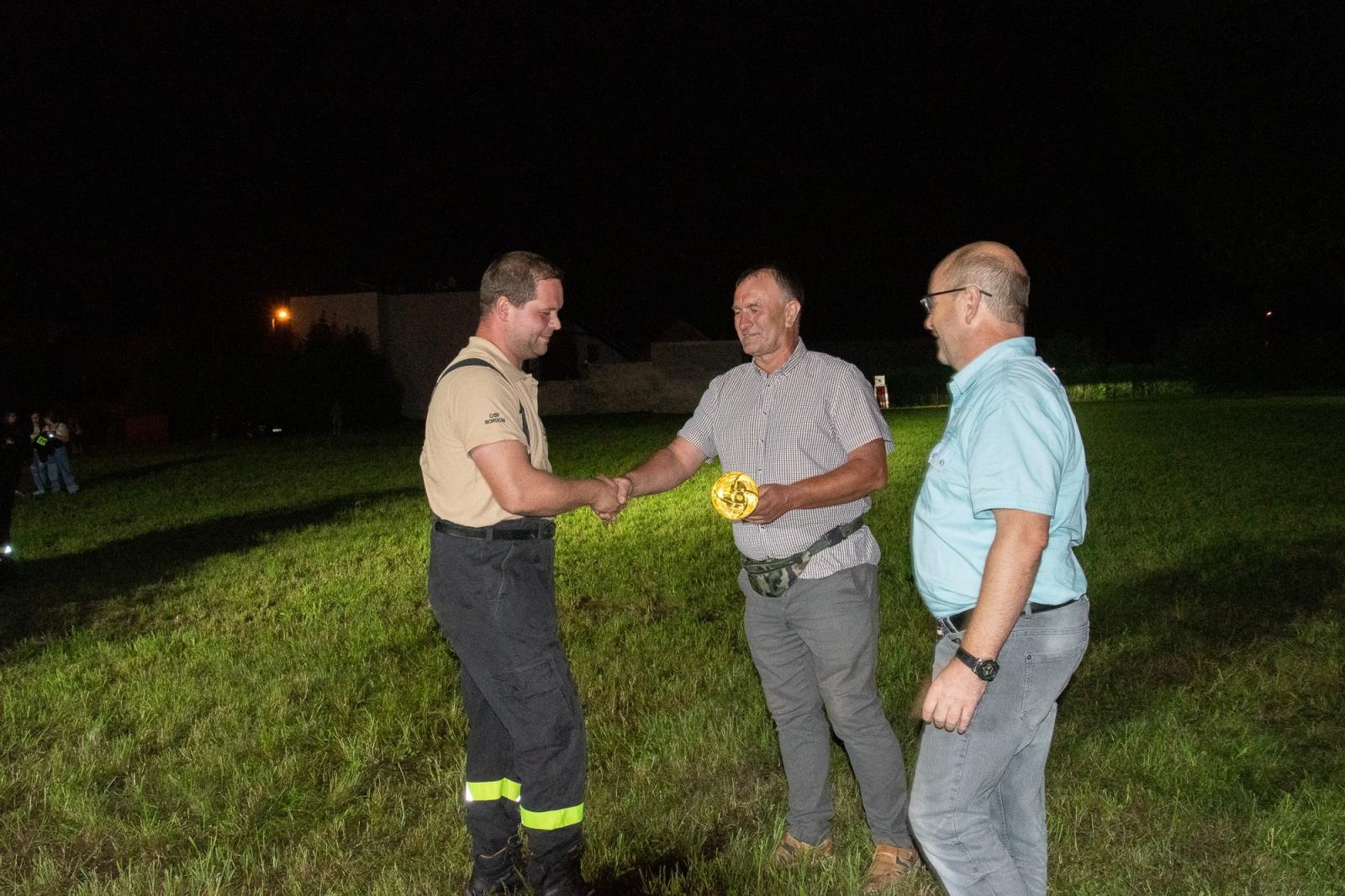 Zdjęcie w galerii na portalu naszraciborz.pl: Nocne zawody sportowo-pożarnicze na dożynkach w Krzanowicach [FOTO i WIDEO] wiadomości z regionu
