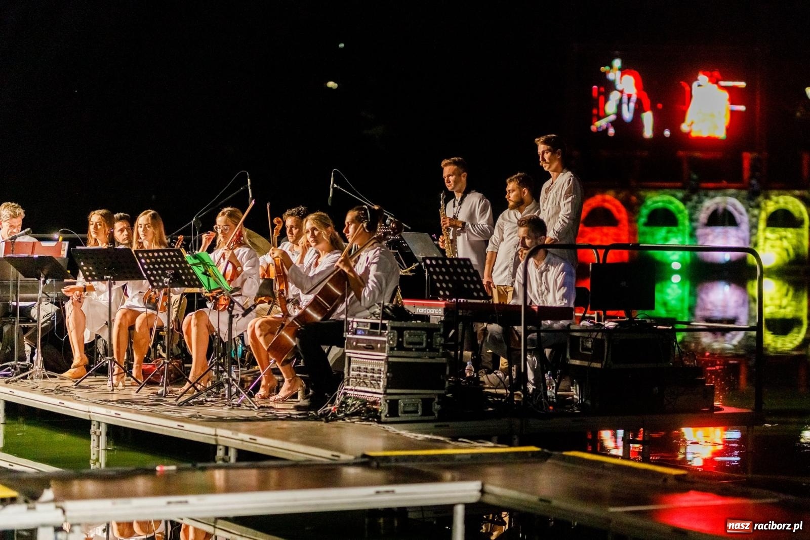 Zdjęcie w galerii na portalu naszraciborz.pl: KOLORY ŻYCIA - widowisko na wodzie w parku m. Roth [FOTO i WIDEO] wiadomości z regionu