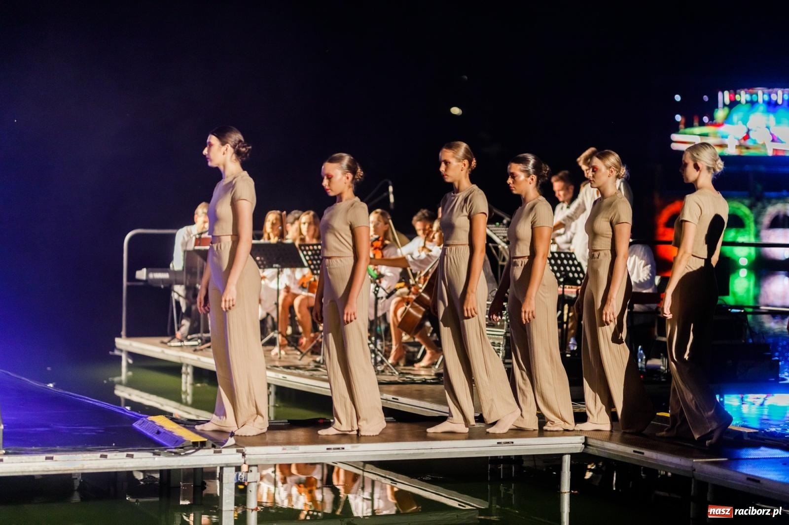 Zdjęcie w galerii na portalu naszraciborz.pl: KOLORY ŻYCIA - widowisko na wodzie w parku m. Roth [FOTO i WIDEO] wiadomości z regionu