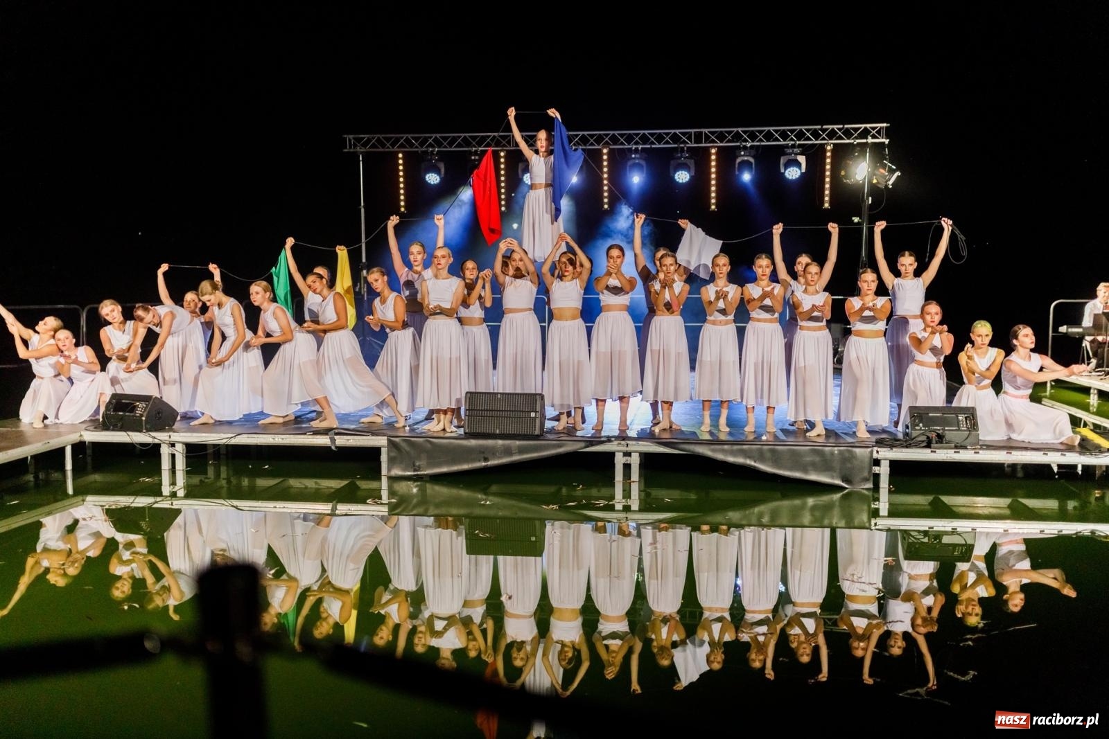 Zdjęcie w galerii na portalu naszraciborz.pl: KOLORY ŻYCIA - widowisko na wodzie w parku m. Roth [FOTO i WIDEO] wiadomości z regionu