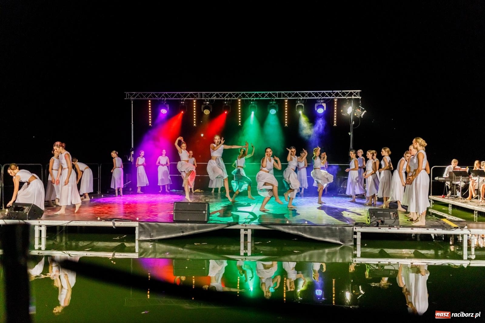 Zdjęcie w galerii na portalu naszraciborz.pl: KOLORY ŻYCIA - widowisko na wodzie w parku m. Roth [FOTO i WIDEO] wiadomości z regionu