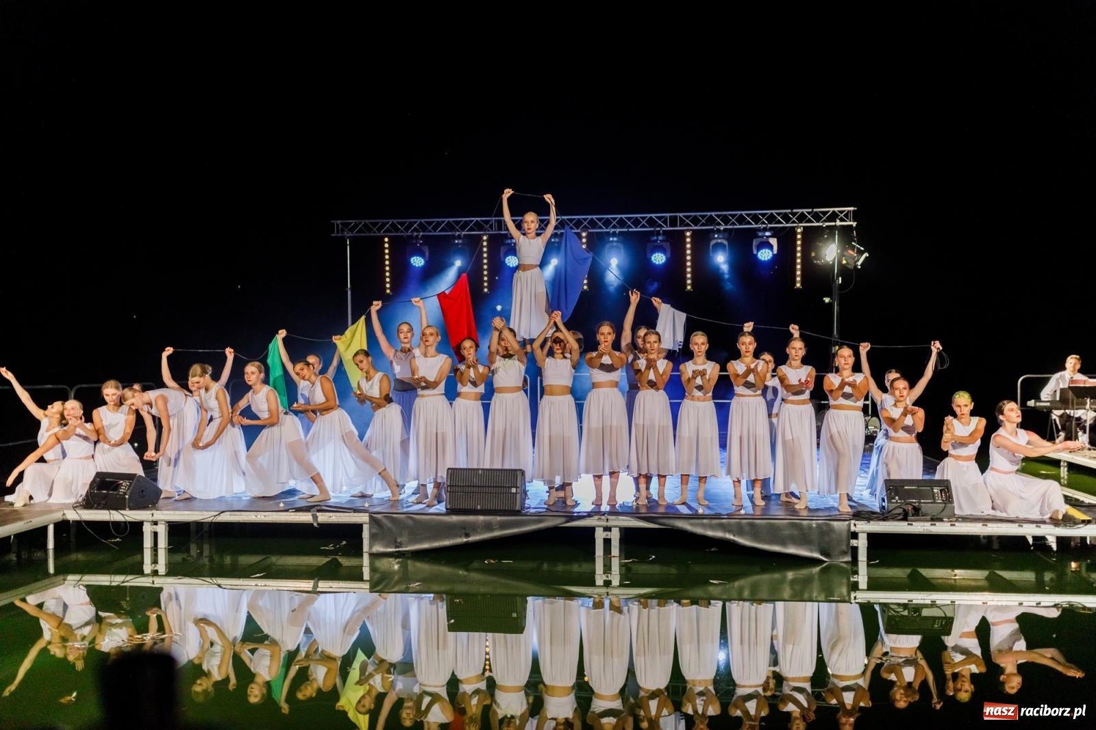 Zdjęcie w galerii na portalu naszraciborz.pl: KOLORY ŻYCIA - widowisko na wodzie w parku m. Roth [FOTO i WIDEO] wiadomości z regionu