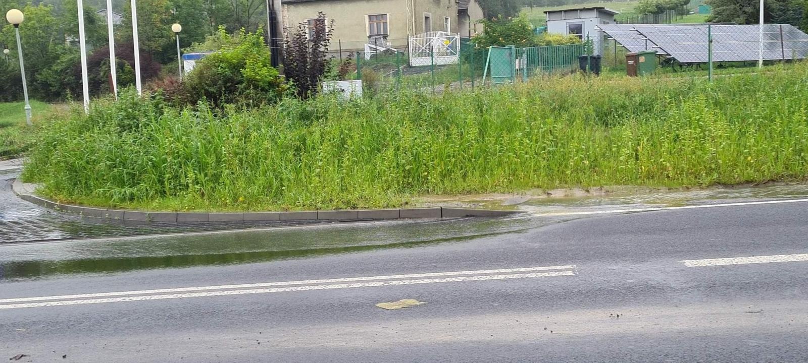 Zdjęcie w galerii na portalu naszraciborz.pl: Nowa droga z Raciborza do Rybnika zamienia się w rzekę. ZDW Katowice wskazuje przyczyny wiadomości z regionu