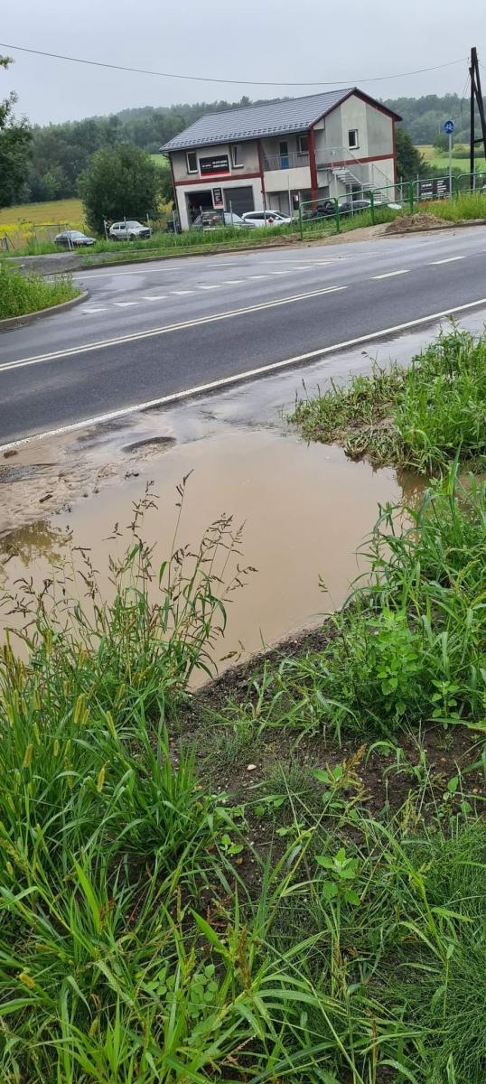 Zdjęcie w galerii na portalu naszraciborz.pl: Nowa droga z Raciborza do Rybnika zamienia się w rzekę. ZDW Katowice wskazuje przyczyny wiadomości z regionu