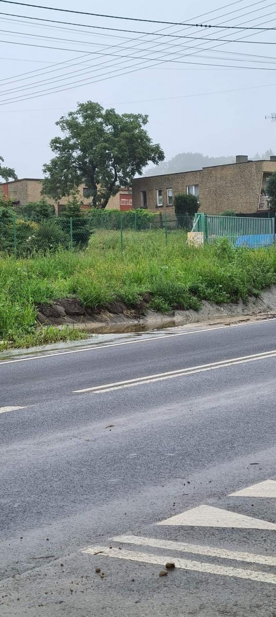 Zdjęcie w galerii na portalu naszraciborz.pl: Nowa droga z Raciborza do Rybnika zamienia się w rzekę. ZDW Katowice wskazuje przyczyny wiadomości z regionu
