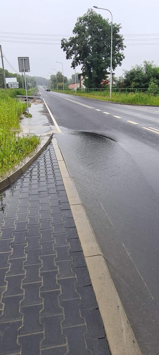 Zdjęcie w galerii na portalu naszraciborz.pl: Nowa droga z Raciborza do Rybnika zamienia się w rzekę. ZDW Katowice wskazuje przyczyny wiadomości z regionu