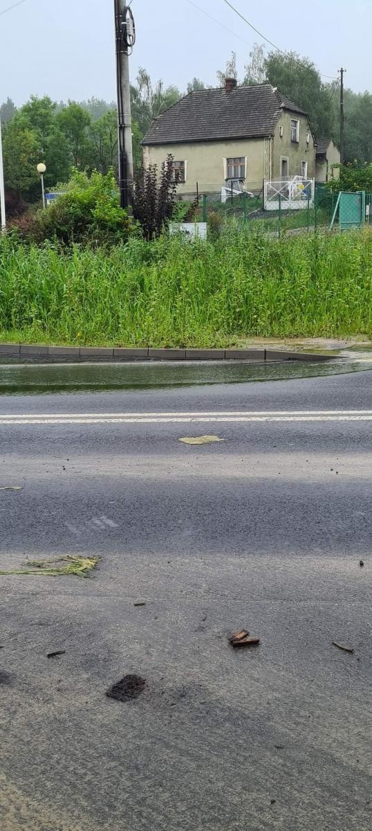Zdjęcie w galerii na portalu naszraciborz.pl: Nowa droga z Raciborza do Rybnika zamienia się w rzekę. ZDW Katowice wskazuje przyczyny wiadomości z regionu