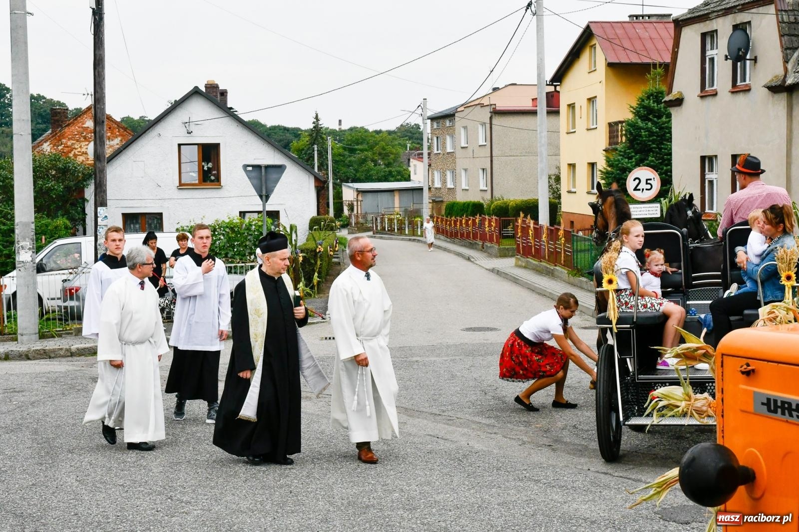 Zdjęcie w galerii na portalu naszraciborz.pl: Barwny korowód przejechał z Krowiarek do Amandowa [FOTO i WIDEO] wiadomości z regionu