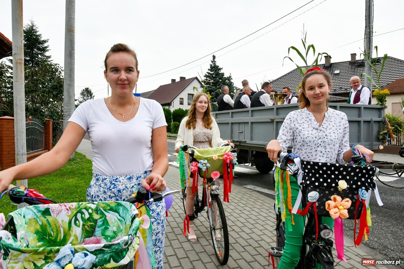 Zdjęcie w galerii na portalu naszraciborz.pl: Barwny korowód przejechał z Krowiarek do Amandowa [FOTO i WIDEO] wiadomości z regionu