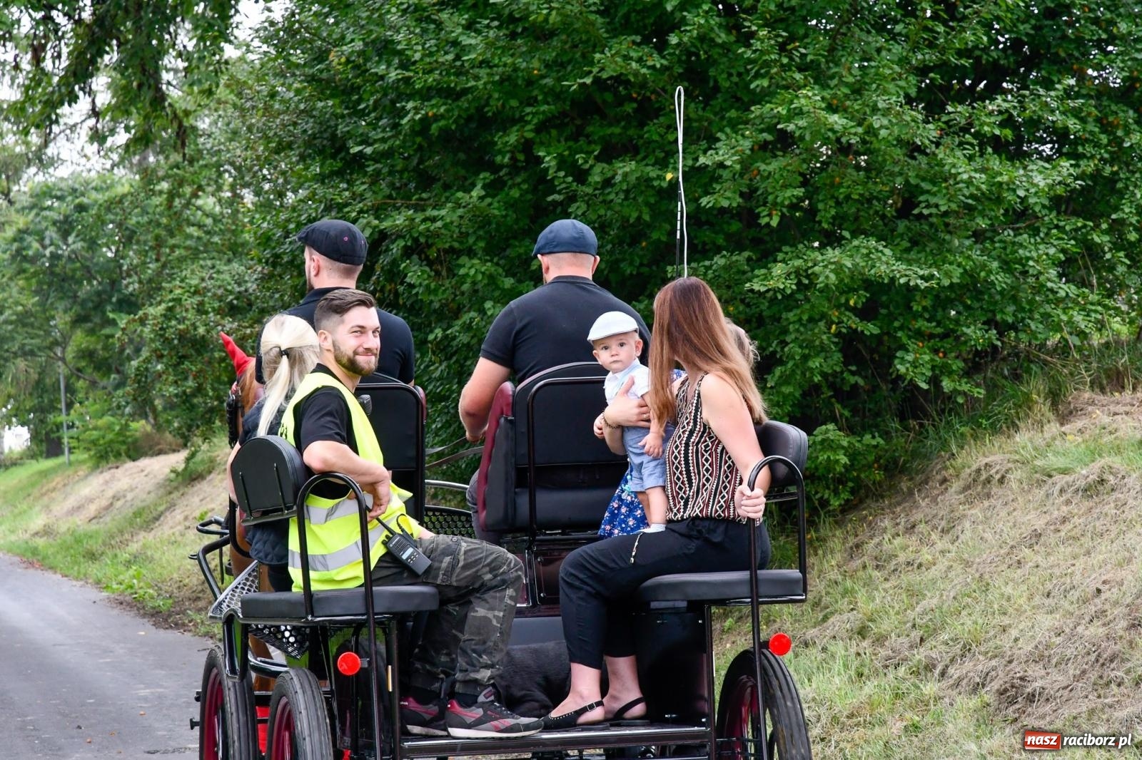 Zdjęcie w galerii na portalu naszraciborz.pl: Barwny korowód przejechał z Krowiarek do Amandowa [FOTO i WIDEO] wiadomości z regionu