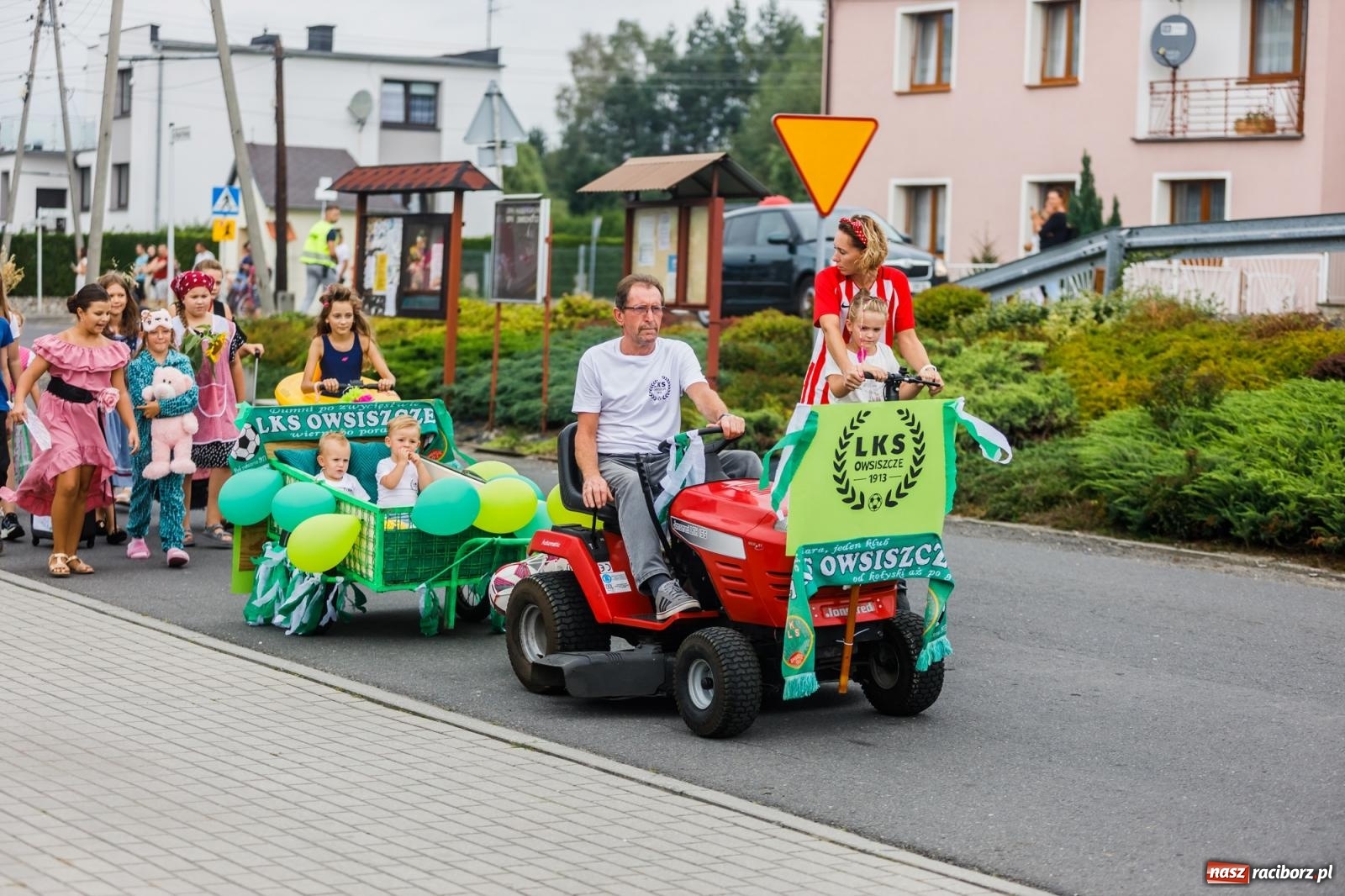 Zdjęcie w galerii na portalu naszraciborz.pl: Dożynki 2022. Czy słońce, czy deszcz, w Owsiszczach fajnie jest [FOTO i WIDEO] wiadomości z regionu