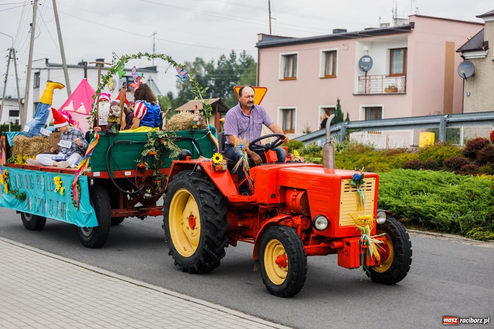 Zdjęcie w galerii na portalu naszraciborz.pl: Dożynki 2022. Czy słońce, czy deszcz, w Owsiszczach fajnie jest [FOTO i WIDEO] wiadomości z regionu