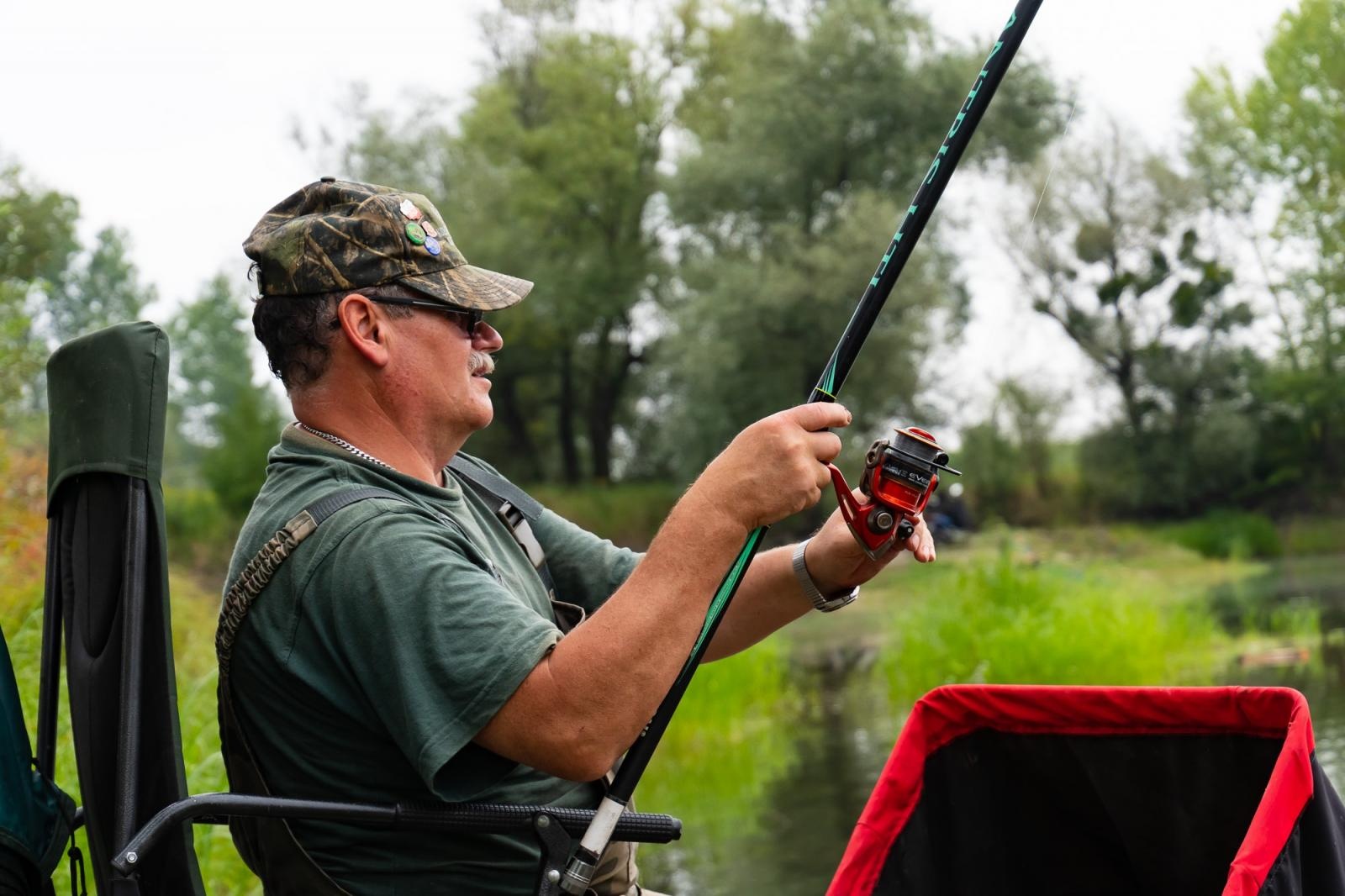 Zdjęcie w galerii na portalu naszraciborz.pl: Taaka ryba! Zawody wędkarskie koła COBEX SGL Racibórz na Dużej Wodzie w Łęgu wiadomości z regionu
