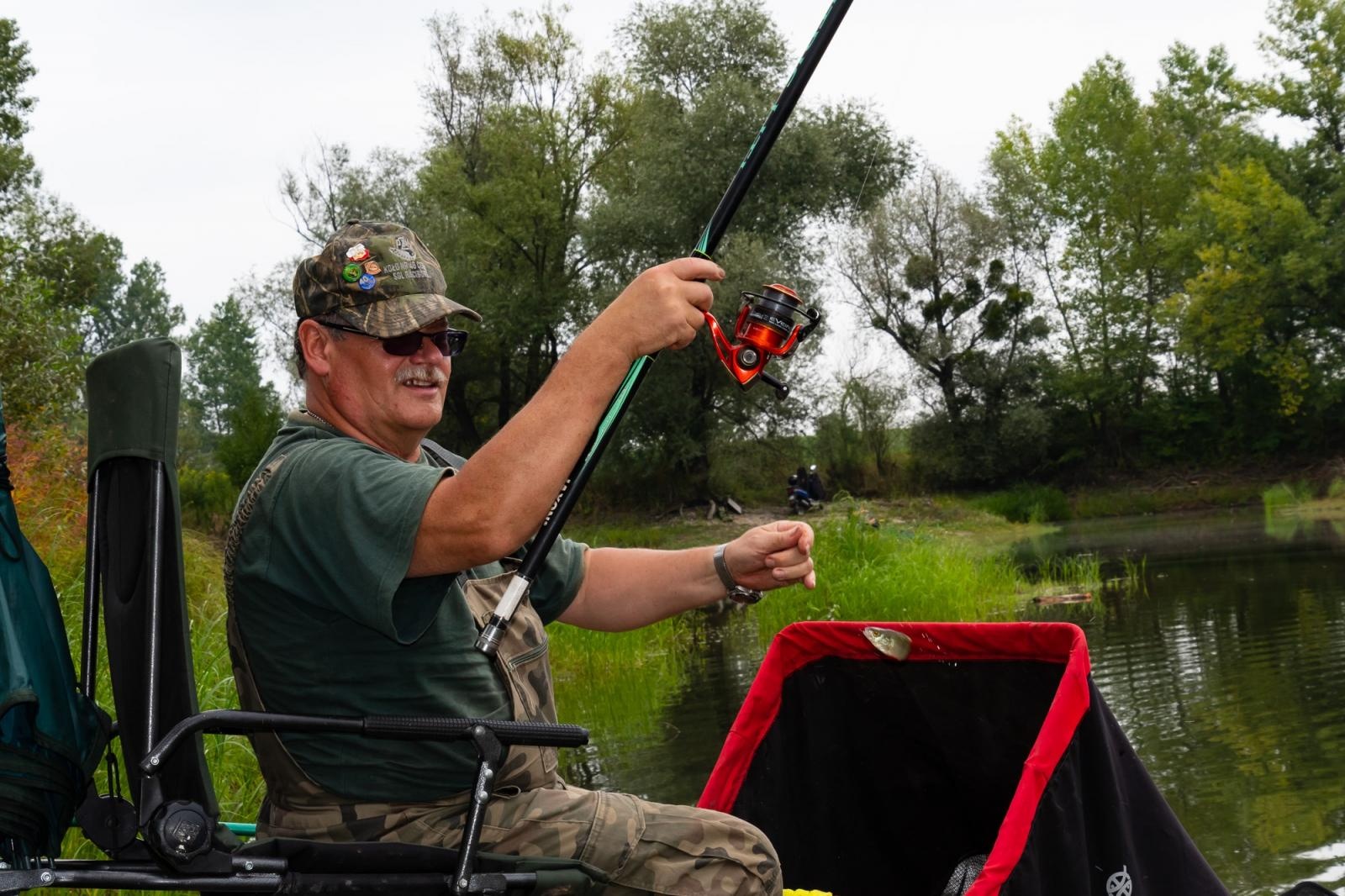 Zdjęcie w galerii na portalu naszraciborz.pl: Taaka ryba! Zawody wędkarskie koła COBEX SGL Racibórz na Dużej Wodzie w Łęgu wiadomości z regionu
