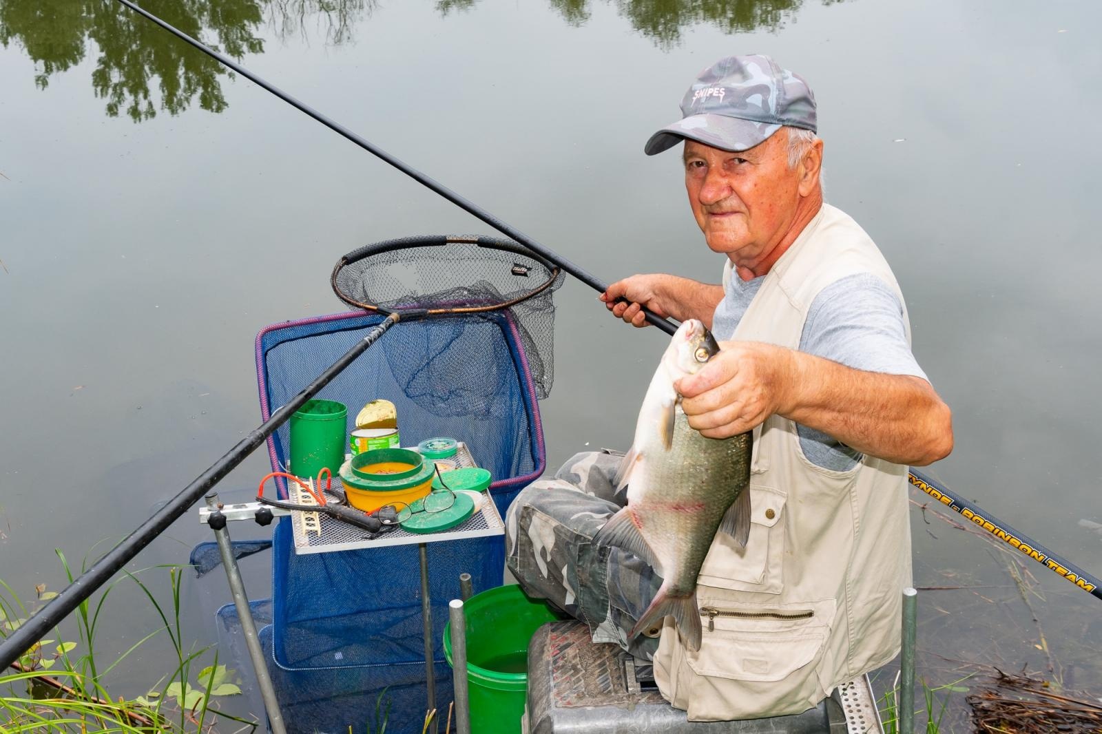 Zdjęcie w galerii na portalu naszraciborz.pl: Taaka ryba! Zawody wędkarskie koła COBEX SGL Racibórz na Dużej Wodzie w Łęgu wiadomości z regionu
