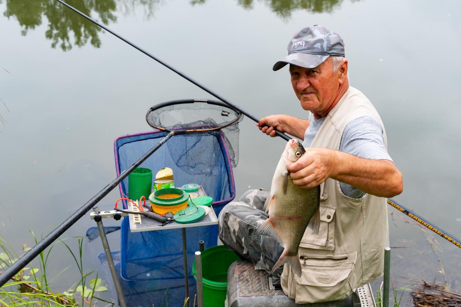 Zdjęcie w galerii na portalu naszraciborz.pl: Taaka ryba! Zawody wędkarskie koła COBEX SGL Racibórz na Dużej Wodzie w Łęgu wiadomości z regionu