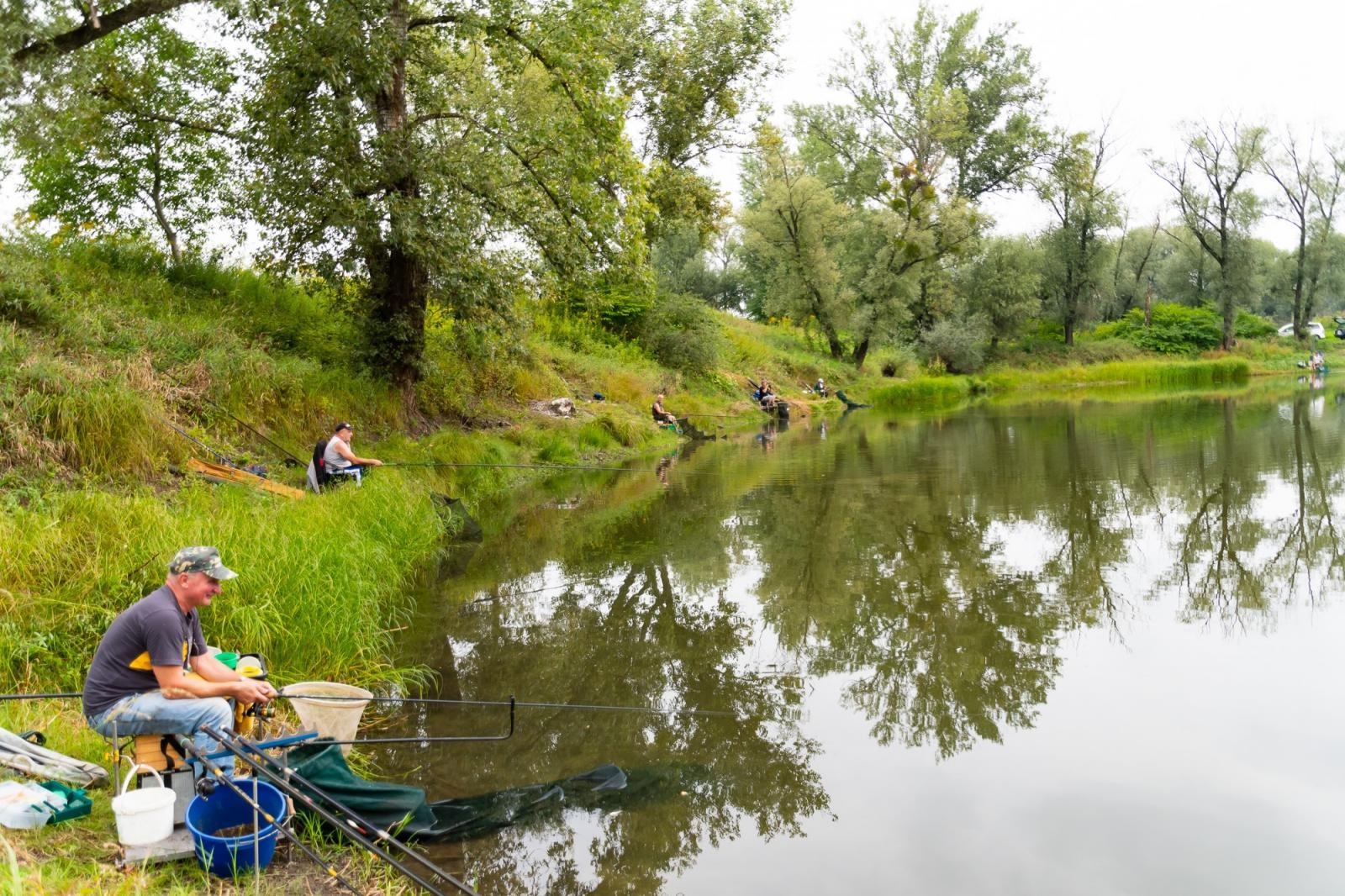 Zdjęcie w galerii na portalu naszraciborz.pl: Taaka ryba! Zawody wędkarskie koła COBEX SGL Racibórz na Dużej Wodzie w Łęgu wiadomości z regionu