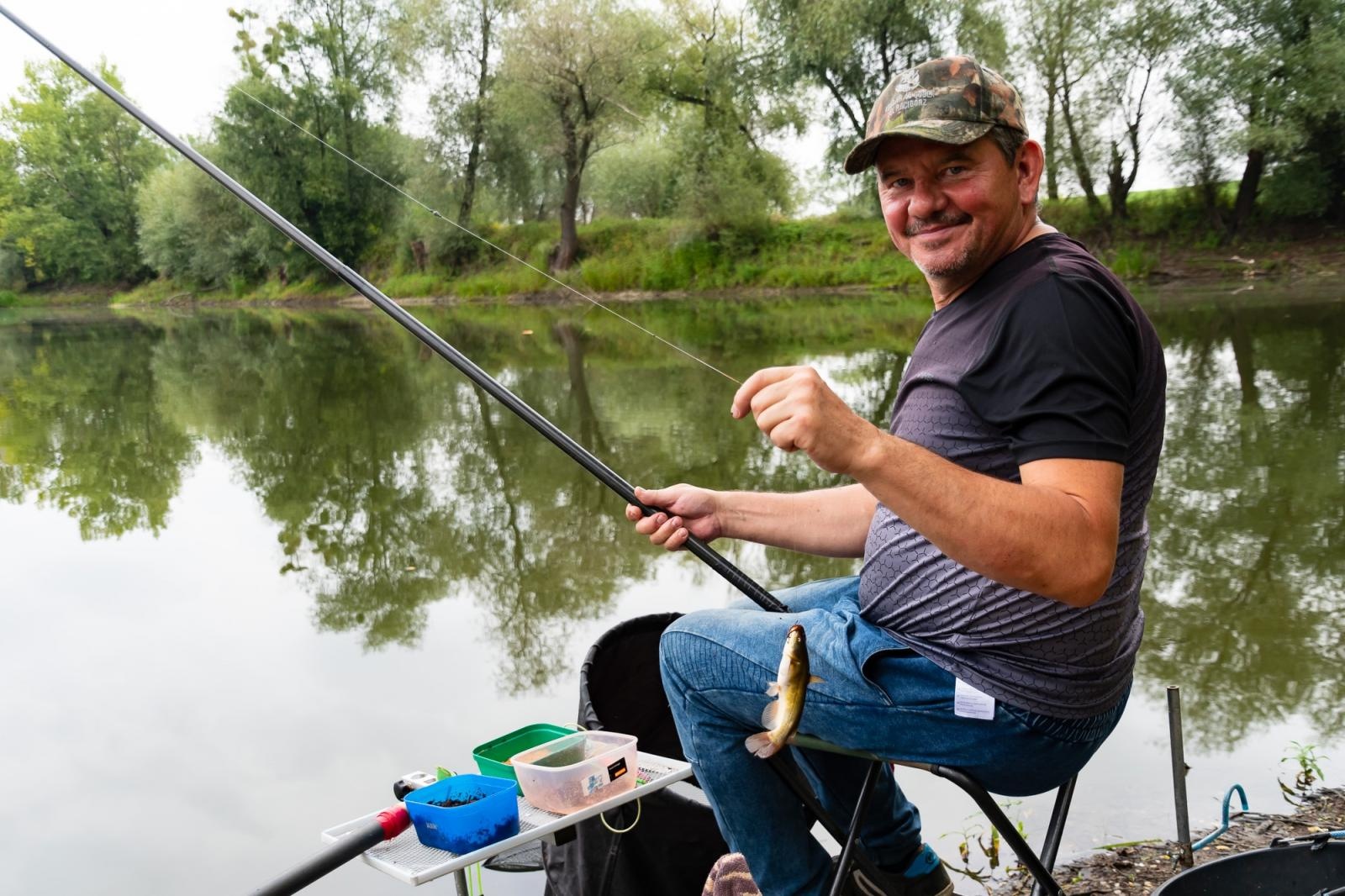 Zdjęcie w galerii na portalu naszraciborz.pl: Taaka ryba! Zawody wędkarskie koła COBEX SGL Racibórz na Dużej Wodzie w Łęgu wiadomości z regionu