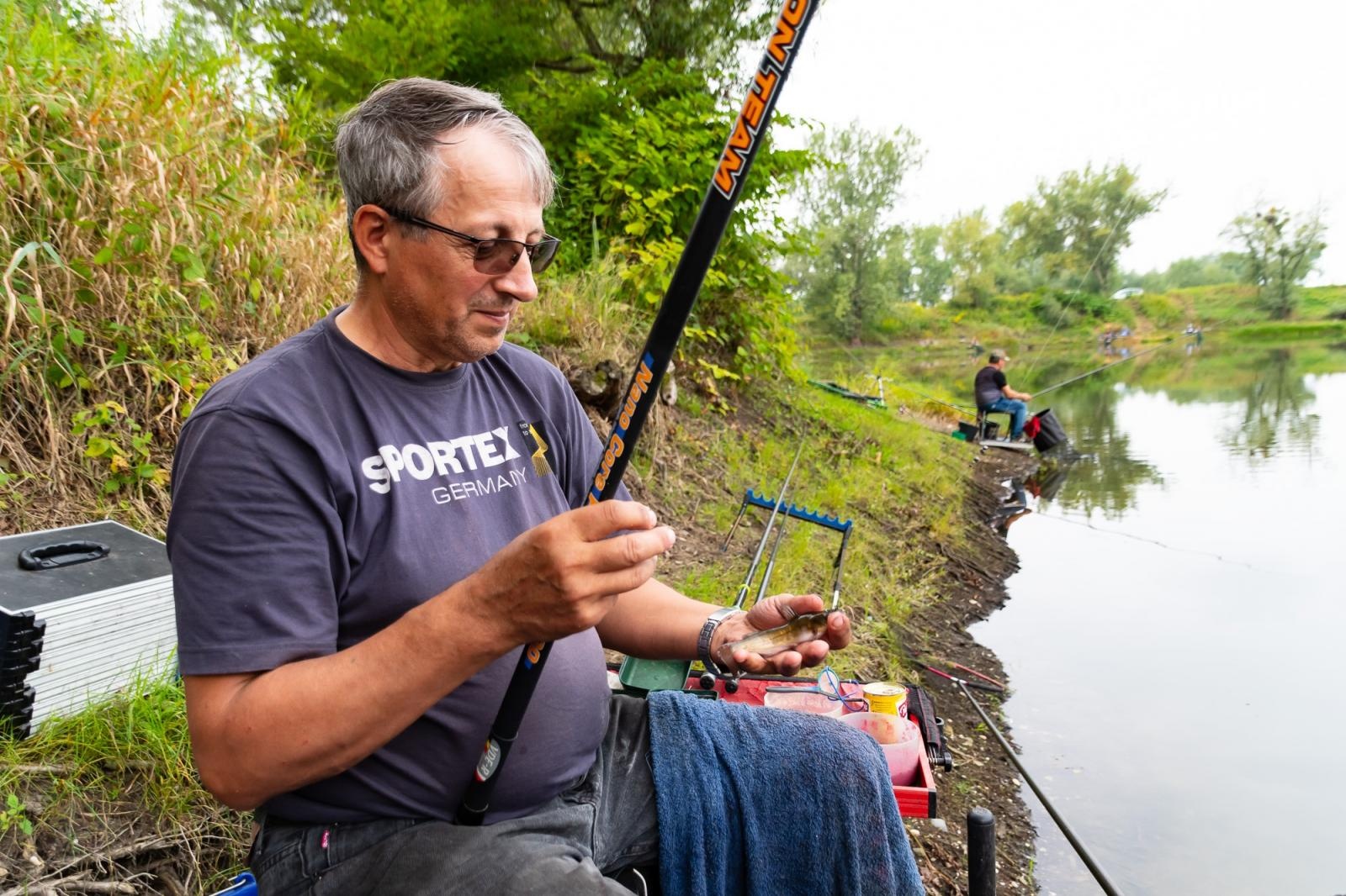 Zdjęcie w galerii na portalu naszraciborz.pl: Taaka ryba! Zawody wędkarskie koła COBEX SGL Racibórz na Dużej Wodzie w Łęgu wiadomości z regionu