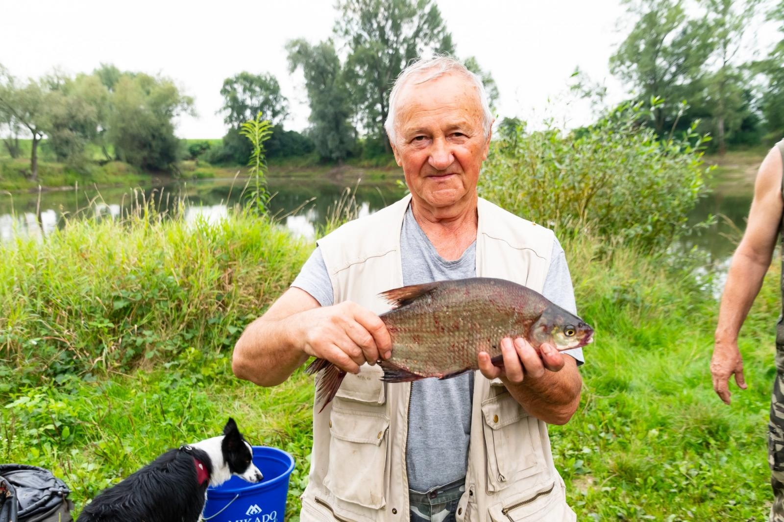 Zdjęcie w galerii na portalu naszraciborz.pl: Taaka ryba! Zawody wędkarskie koła COBEX SGL Racibórz na Dużej Wodzie w Łęgu wiadomości z regionu