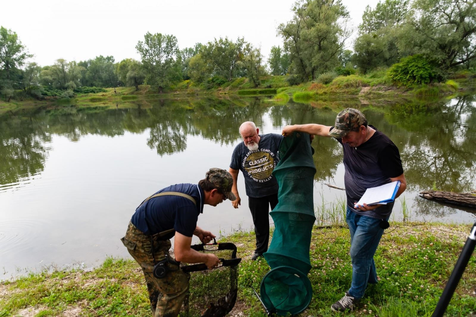Zdjęcie w galerii na portalu naszraciborz.pl: Taaka ryba! Zawody wędkarskie koła COBEX SGL Racibórz na Dużej Wodzie w Łęgu wiadomości z regionu