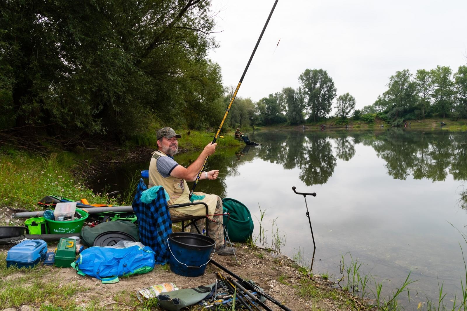 Zdjęcie w galerii na portalu naszraciborz.pl: Taaka ryba! Zawody wędkarskie koła COBEX SGL Racibórz na Dużej Wodzie w Łęgu wiadomości z regionu