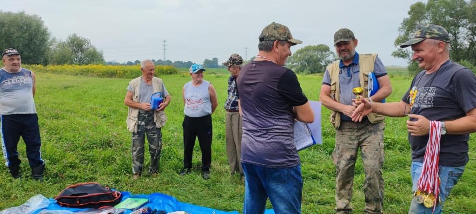 Zdjęcie w galerii na portalu naszraciborz.pl: Taaka ryba! Zawody wędkarskie koła COBEX SGL Racibórz na Dużej Wodzie w Łęgu wiadomości z regionu