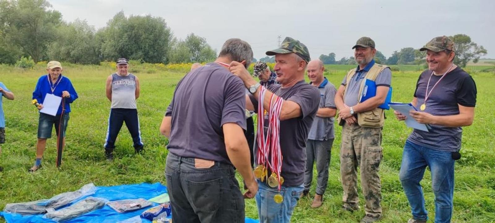 Zdjęcie w galerii na portalu naszraciborz.pl: Taaka ryba! Zawody wędkarskie koła COBEX SGL Racibórz na Dużej Wodzie w Łęgu wiadomości z regionu