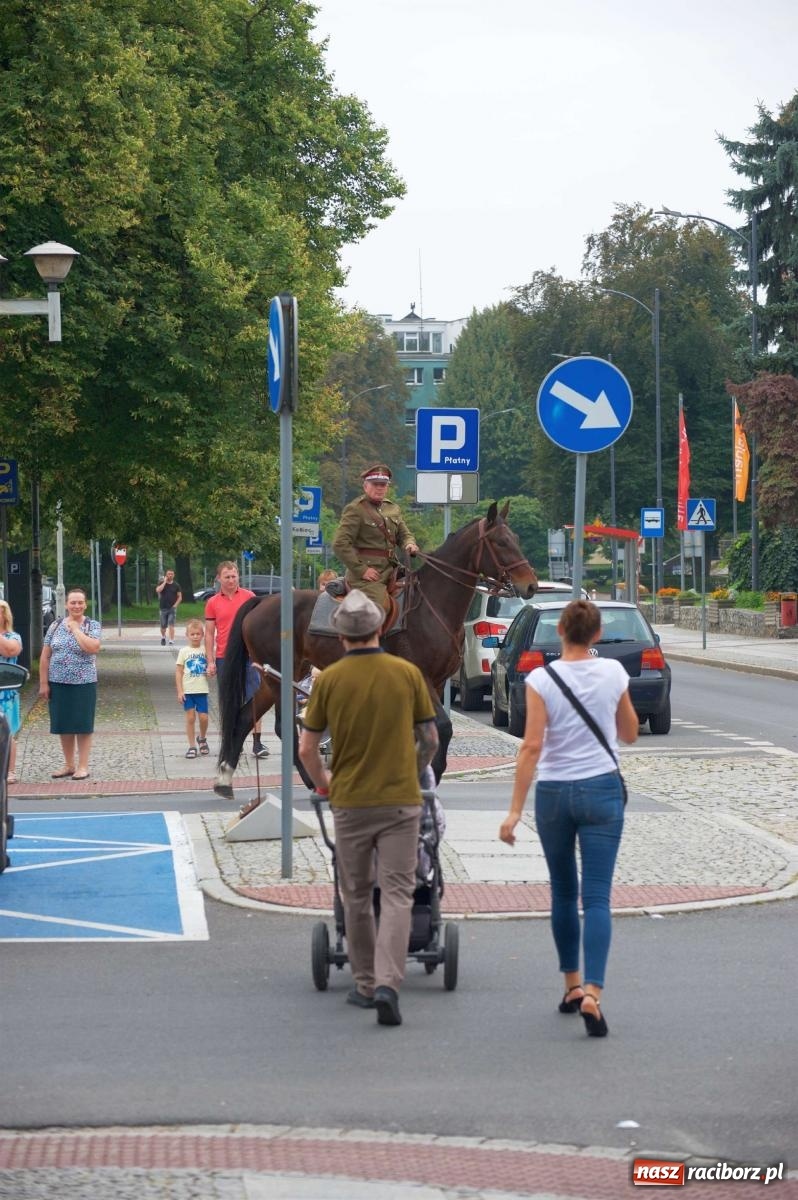 Zdjęcie w galerii na portalu naszraciborz.pl: Przed sądem w Raciborzu posadzono lipę marszałka Piłsudskiego [FOTO i WIDEO] wiadomości z regionu