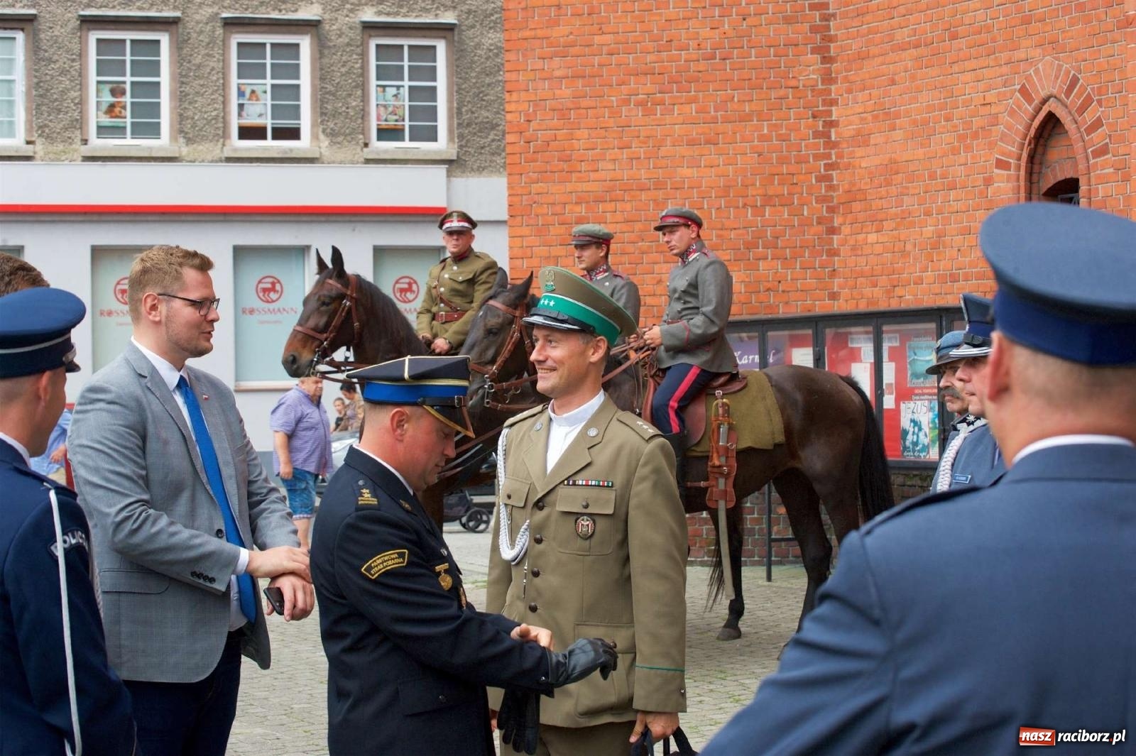 Zdjęcie w galerii na portalu naszraciborz.pl: Przed sądem w Raciborzu posadzono lipę marszałka Piłsudskiego [FOTO i WIDEO] wiadomości z regionu