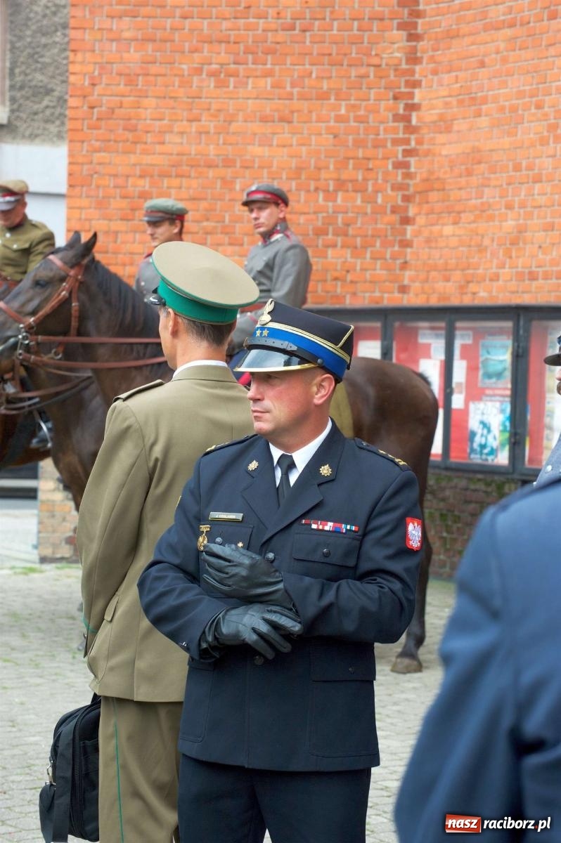 Zdjęcie w galerii na portalu naszraciborz.pl: Przed sądem w Raciborzu posadzono lipę marszałka Piłsudskiego [FOTO i WIDEO] wiadomości z regionu