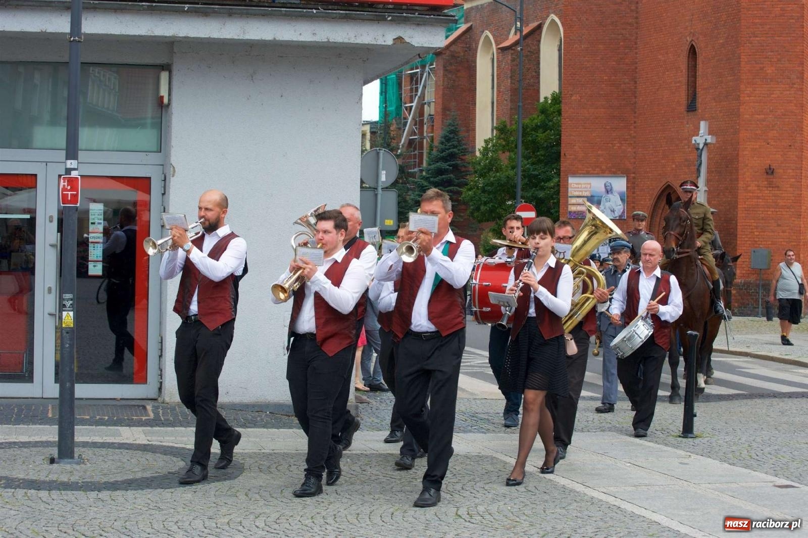 Zdjęcie w galerii na portalu naszraciborz.pl: Przed sądem w Raciborzu posadzono lipę marszałka Piłsudskiego [FOTO i WIDEO] wiadomości z regionu