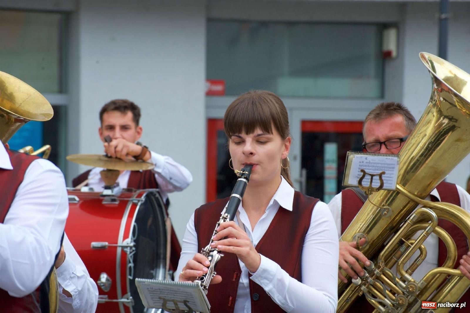 Zdjęcie w galerii na portalu naszraciborz.pl: Przed sądem w Raciborzu posadzono lipę marszałka Piłsudskiego [FOTO i WIDEO] wiadomości z regionu