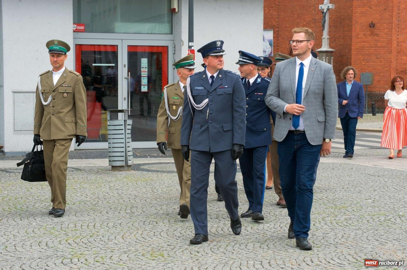 Zdjęcie w galerii na portalu naszraciborz.pl: Przed sądem w Raciborzu posadzono lipę marszałka Piłsudskiego [FOTO i WIDEO] wiadomości z regionu